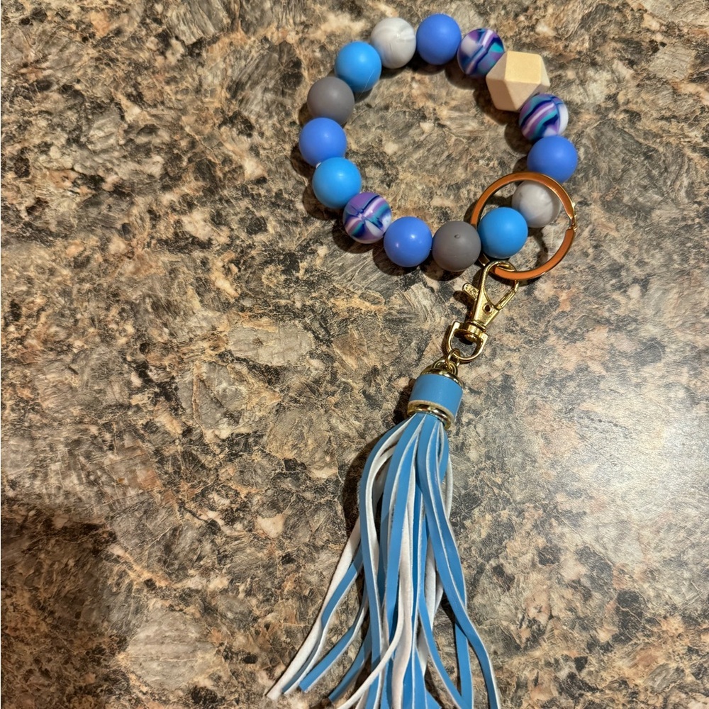 Blue and grey beaded wristlet